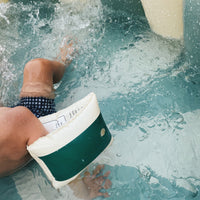 Petites Pommes Henry zwembad in de kleur Calile is het perfecte opblaasbare zwembadje voor kinderen die op zoek zijn naar plezier en verfrissing op warme zomerdagen. De pool heeft een diameter van 160cm en is 45cm diep. VanZus