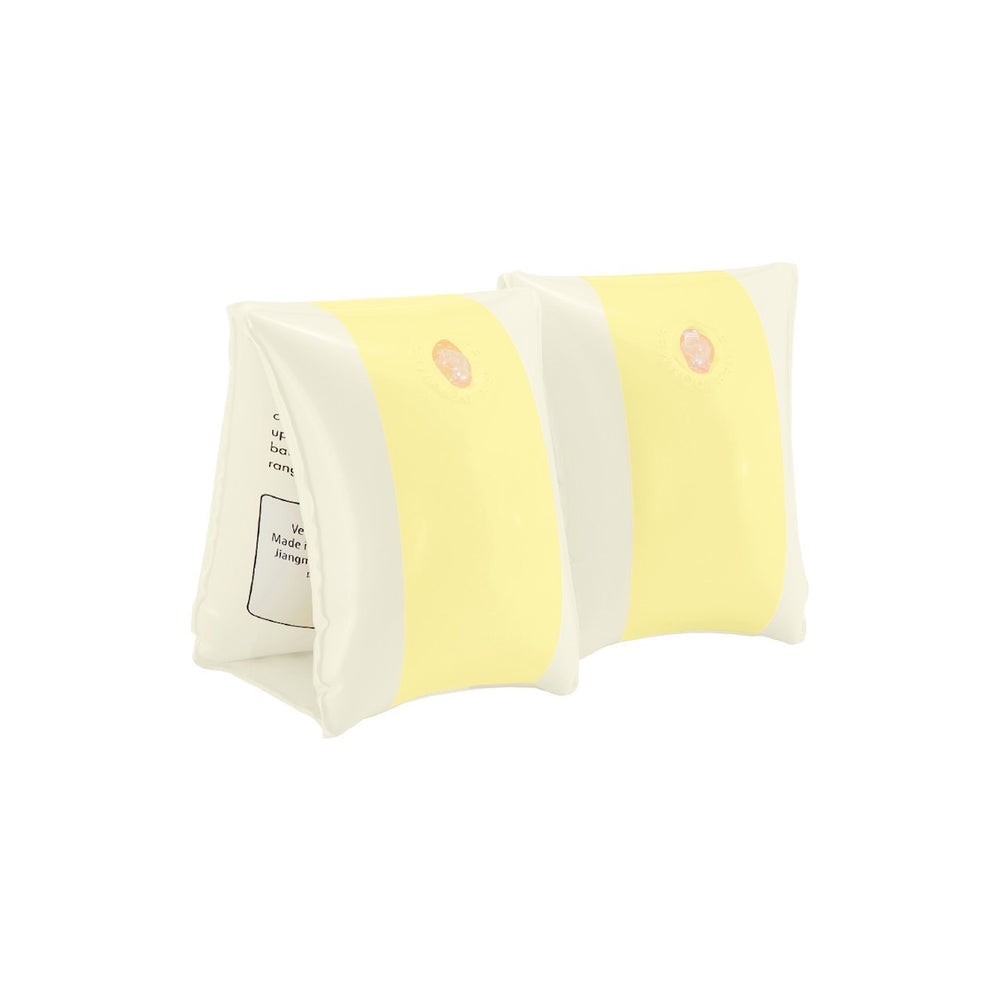 De Petit Pommes Alex zwemband armbandjes in de kleur Pastel Yellow zijn speciaal ontworpen voor kinderen die graag willen genieten van het water. VanZus