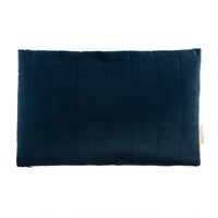 Dit elegante kussen genaamd Nobodinoz Akamba kussen night blue is niet alleen prachtig om naar te kijken, maar ook heerlijk zacht dankzij de fluwelen stof. Het sierkussen heeft een rechthoekige vorm en heeft een mooie effen kleur. VanZus