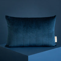 Dit elegante kussen genaamd Nobodinoz Akamba kussen night blue is niet alleen prachtig om naar te kijken, maar ook heerlijk zacht dankzij de fluwelen stof. Het sierkussen heeft een rechthoekige vorm en heeft een mooie effen kleur. VanZus