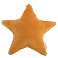 Het Nobodinoz Aristote velvet ster kussen farniente yellow is zacht om tegen aan te liggen en cute om te zien. Dit stervormige sierkussen is ervoor gemaakt om het bed, de box, je stoel of je cosy corner te laten schitteren. VanZus