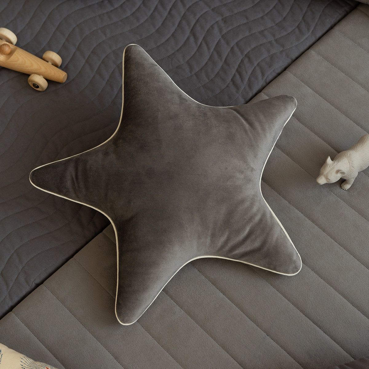 Het Nobodinoz Aristote velvet ster kussen slate grey is zacht om tegen aan te liggen en cute om te zien. Dit stervormige sierkussen is ervoor gemaakt om het bed, de box, je stoel of je cosy corner te laten schitteren. VanZus