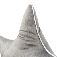 Het Nobodinoz Aristote velvet ster kussen slate grey is zacht om tegen aan te liggen en cute om te zien. Dit stervormige sierkussen is ervoor gemaakt om het bed, de box, je stoel of je cosy corner te laten schitteren. VanZus