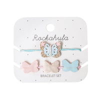 Armcandy voor jouw mini: Rockahula’s meadow butterfly armbandjes set. Een armbandje met vlinder met gouden glinsterende vleugels en versieringen en een arm-bandje met 3 metallic vlindertjes. Eenvoudig verstelbaar. VanZus