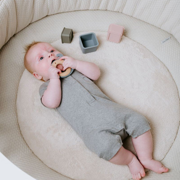 Dit fijne boxkleed rond Sky in de kleur urban taupe van Baby’s Only is ideaal om te gebruiken in de box van jouw baby. VanZus