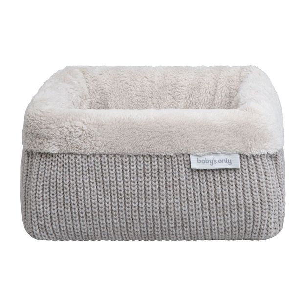 Het commodemandje Hope in de kleur dusty grey van Baby’s Only is ideaal om verzorgingsproducten op te bergen bij de commode. VanZus
