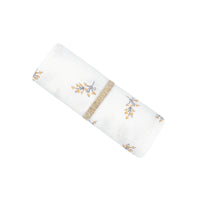 Hydrofiele doeken heb je nooit genoeg! De Nobodinoz baby love hydrofiele doek flore is onmisbaar voor kersverse ouders. De effen witte doek heeft een formaat van 70 x 70 cm en is gemaakt van superzacht biologisch katoen (dubbele mousseline). VanZus