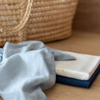 Hydrofiele doeken heb je nooit genoeg! De Nobodinoz 3 pack hydrofiele doeken 70x70cm blue is onmisbaar voor kersverse ouders. De set bevat 3 kleine extra zachte doeken, gemaakt van superzacht biologisch katoen (dubbele mousseline). VanZus