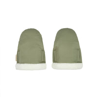 Koude handen tijdens een wandeling met je baby of kind? Dat is verleden tijd! Deze baby on the go wandelwagen handschoenen in olive green van Nobodinoz zijn perfect voor de koudere dagen. VanZus