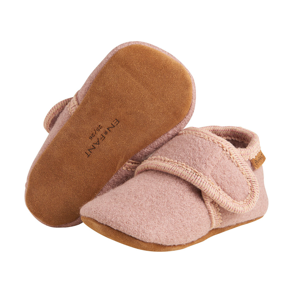 Dit zijn de En Fant wollen babysloffen bark: heerlijk, zachte wollen slofjes: een musthave voor je baby. De roze sloffen zijn heerlijk soepel en ademend en gemaakt van wol met een suède zool voor extra grip. VanZus.
