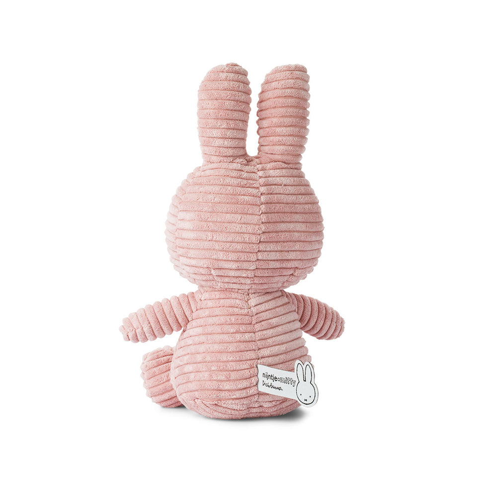 Op zoek naar een stoere knuffel voor je kleintje? Deze Nijntje knuffel corduroy roze is 23cm en is gemaakt van een corduroy stof die de knuffel een stoere uitstraling geeft. VanZus