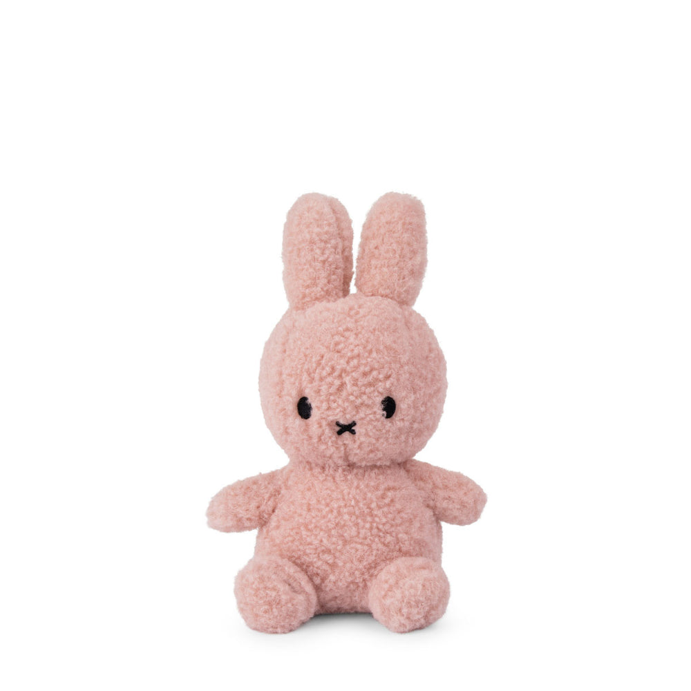 Op zoek naar een duurzame, schattige knuffel? Zoek niet verder! Deze Nijntje teddy roze knuffel is 23cm groot en het leukste vriendje van jouw kindje. Gemaakt van 100% gerecyclede PET-flessen! VanZus