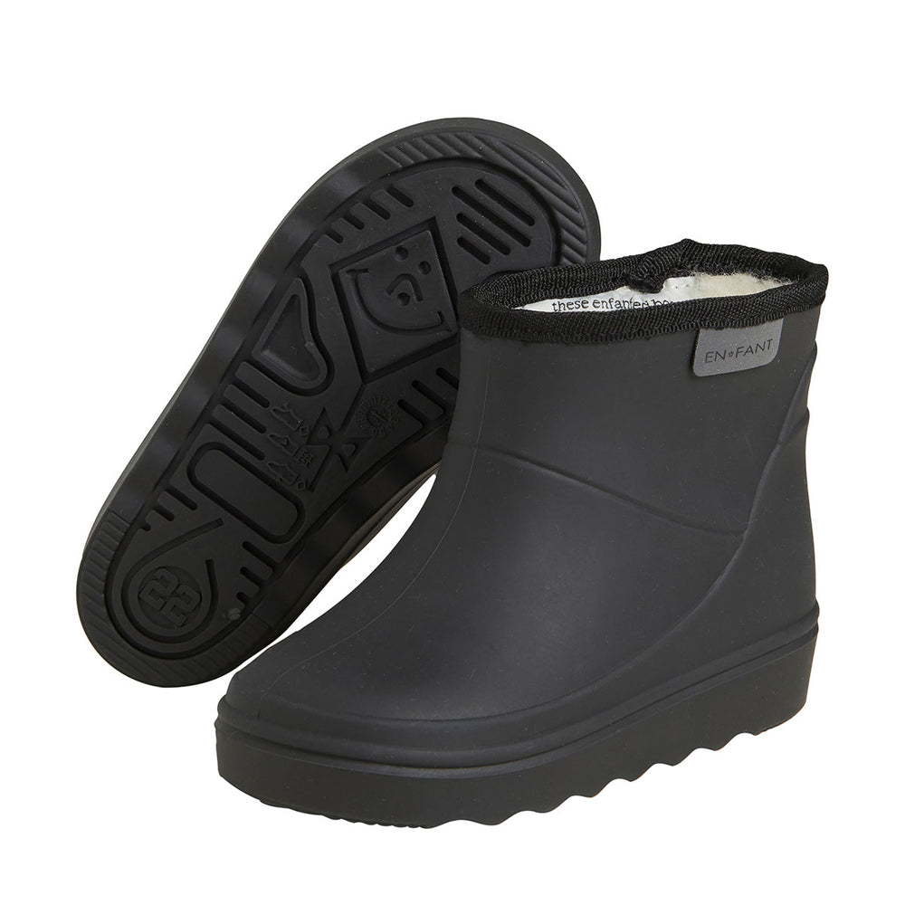 Zorgeloos buiten spelen zonder natte koude voeten? Dat kan met de En Fant thermoboots kort black. Dé trendy thermolaarzen van 't bekende Deense merk. De laarzen zijn waterdicht en warm gevoerd met wol. VanZus.