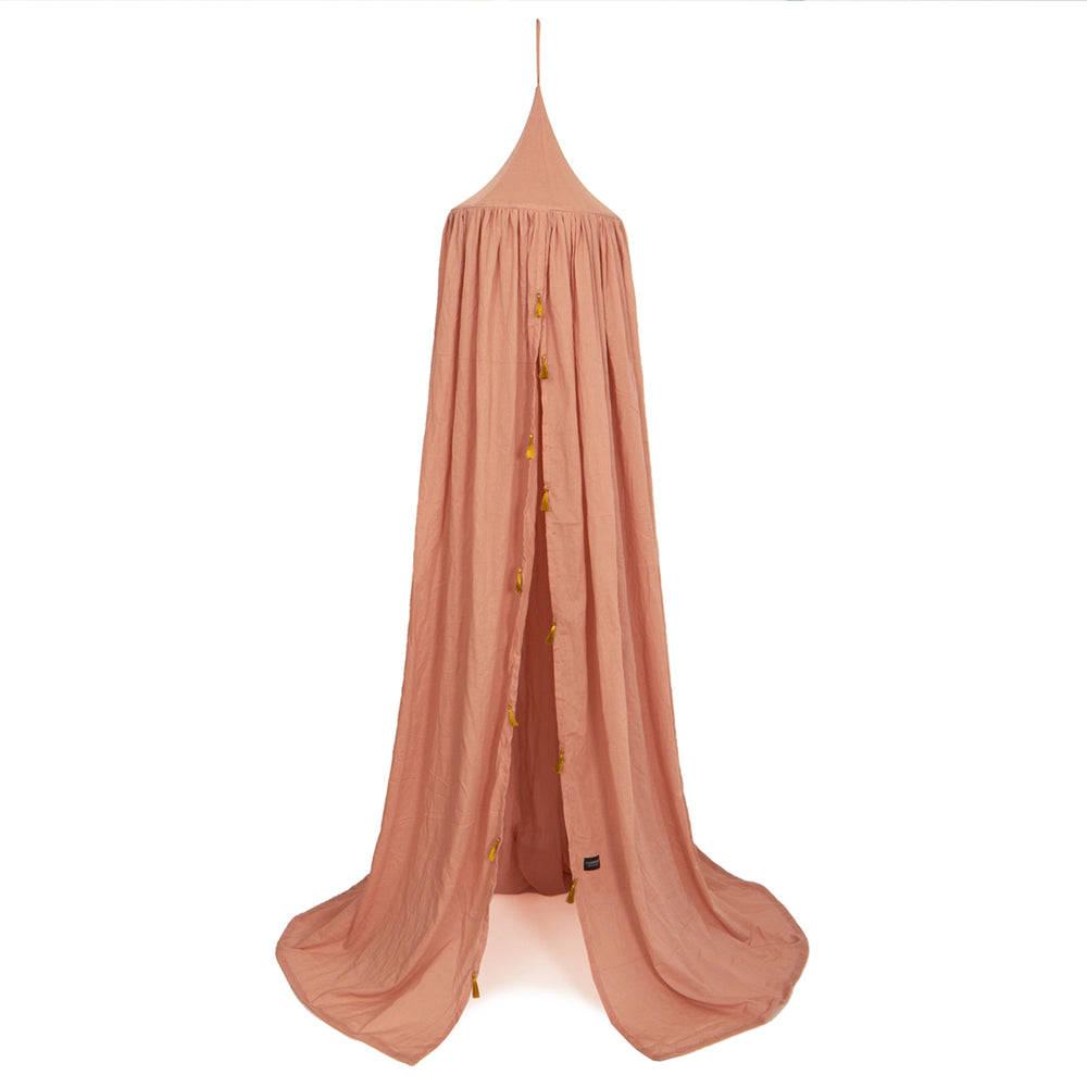 De rose kleurige Roommate klamboe met kwastjes in de kleur rose is een pronkstuk in elke kinderkamer. Met dit hemeltje voelt jouw kindje zich veilig en geborgen. Geef het wiegje of ledikant meer uitstraling met deze bedluifel! VanZus