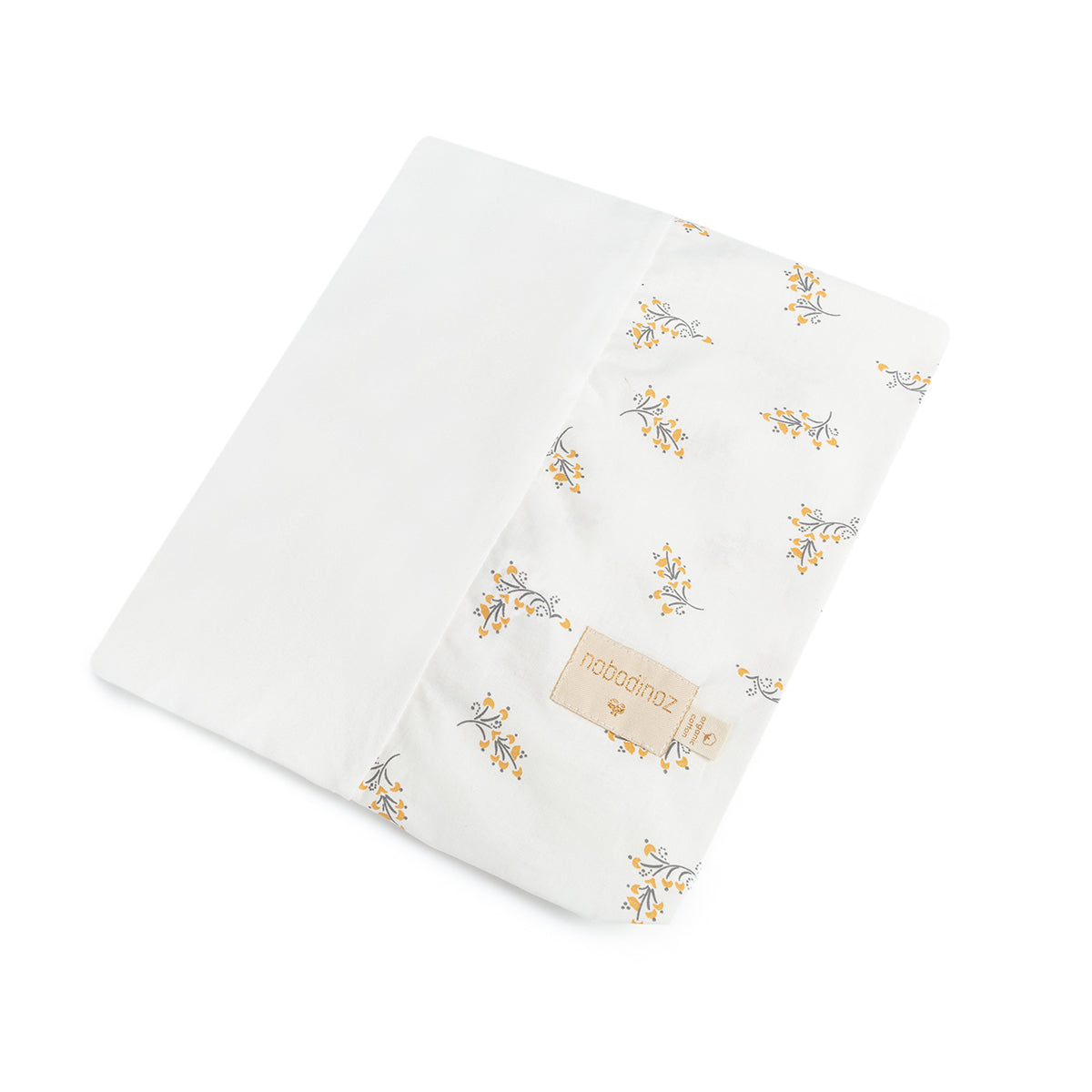 Dit praktische en comfortabele aankleedkussenhoes calma flore van Nobodinoz is een must in elke kinderkamer. Zo wordt het verschonen van luiers, het aankleden en in bad gaan echt een feestje. De aankleedhoes met prachtige bloemetjespatroon op een effen witte achtergrond staat prachtig op je commode. Je kinderkamer heeft er nog nooit zo stylish uitgezien! VanZus