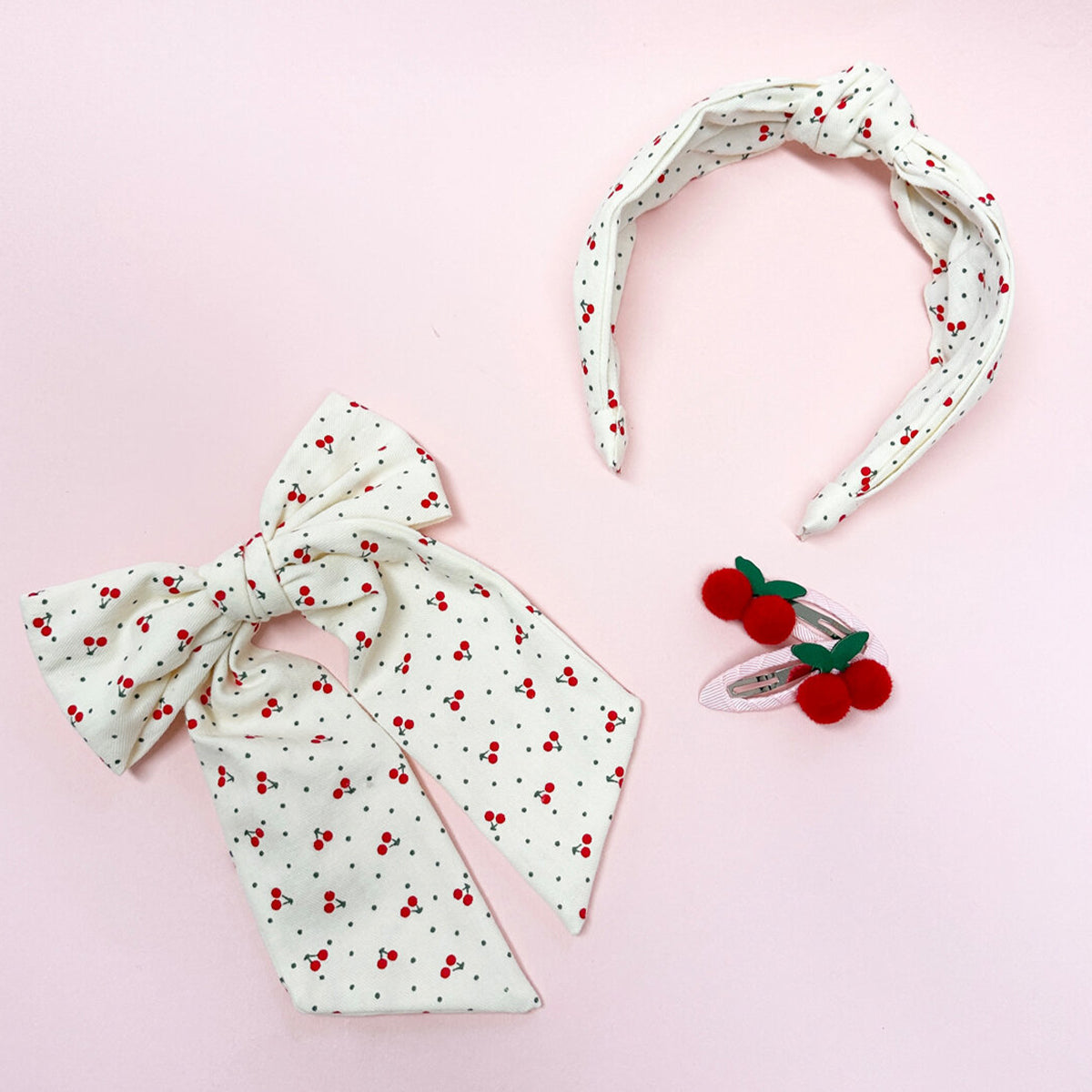 Een zoete uitstraling met de diadeem sweet cherry met knoop van Rockahula. In de kleur wit met een lieve print van rode kersjes. De perfecte haaraccessoire van jouw kindje! Combineer met de sweet cherry zonnebril. VanZus