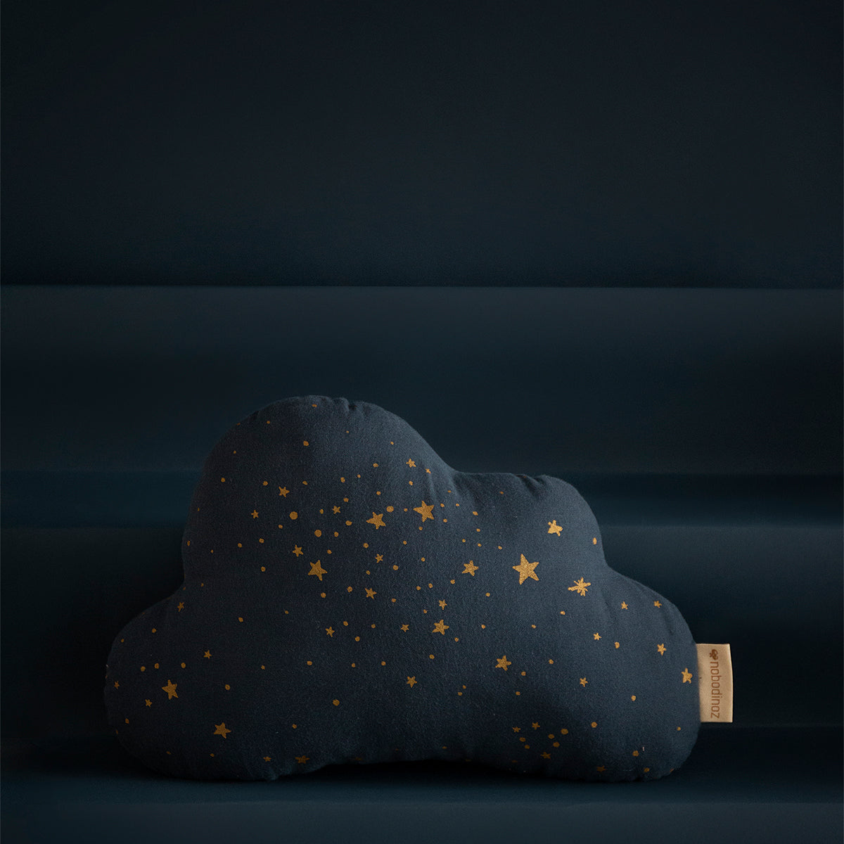 Dit schattige wolk kussen van Nobodinoz in de kleur gold stella night blue maakt elke kinderkamer wat dromeriger. Het sierkussen is heerlijk zacht eis gemaakt van biologisch katoen. VanZus