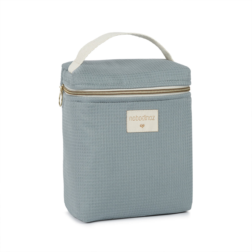 Dankzij deze nieuwe must-have van Nobodinoz, de Concerto lunchtas stone blue, wordt eten onderweg met je kinderen een fluitje van een cent. VanZus