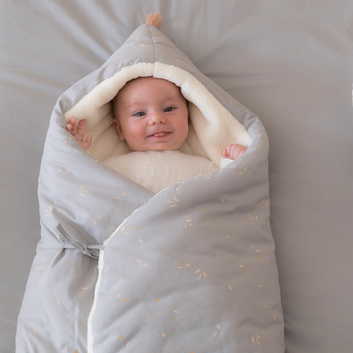 Op avontuur! Het Nobodinoz babynestje 0-3 maanden willow soft blue is speciaal gemaakt voor in de reiswieg. Zo kan je kleintje overal met je mee naartoe zonder kou te leiden. VanZus