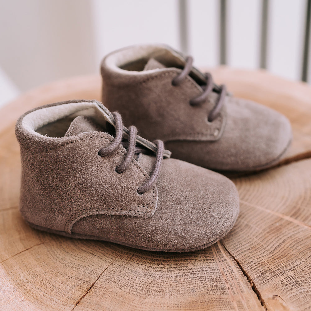 Op zoek naar stijlvolle (eerste) schoentjes van goede kwaliteit? Dat zijn de Mavies classic boots taupe suede. De babyschoenen zijn van beigekleurig suèdeleer en hebben een boots-model met een soepele zool. VanZus.
