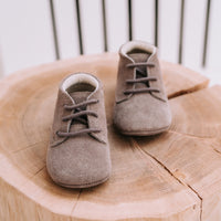Op zoek naar stijlvolle (eerste) schoentjes van goede kwaliteit? Dat zijn de Mavies classic boots taupe suede. De babyschoenen zijn van beigekleurig suèdeleer en hebben een boots-model met een soepele zool. VanZus.