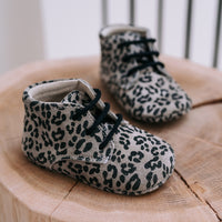 Op zoek naar stijlvolle (eerste) schoentjes van goede kwaliteit? Dat zijn de Mavies classic boots leopard grey. De babyschoenen zijn van grijskleurig leer met een trendy luipaardprintje en hebben een boots-model. VanZus.