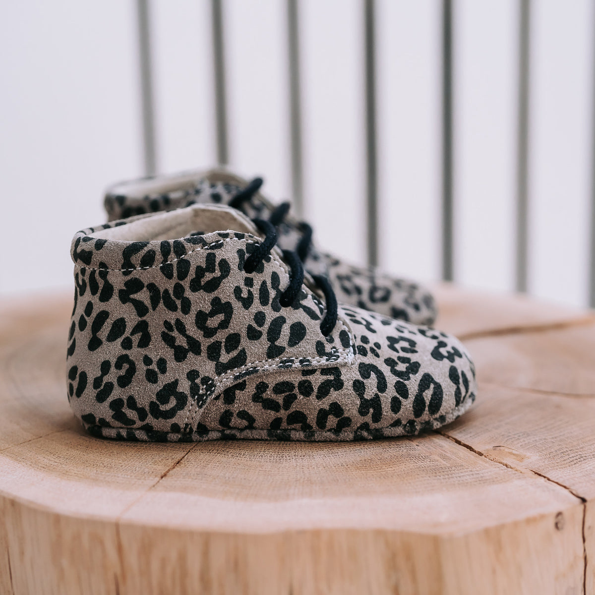 Op zoek naar stijlvolle (eerste) schoentjes van goede kwaliteit? Dat zijn de Mavies classic boots leopard grey. De babyschoenen zijn van grijskleurig leer met een trendy luipaardprintje en hebben een boots-model. VanZus.