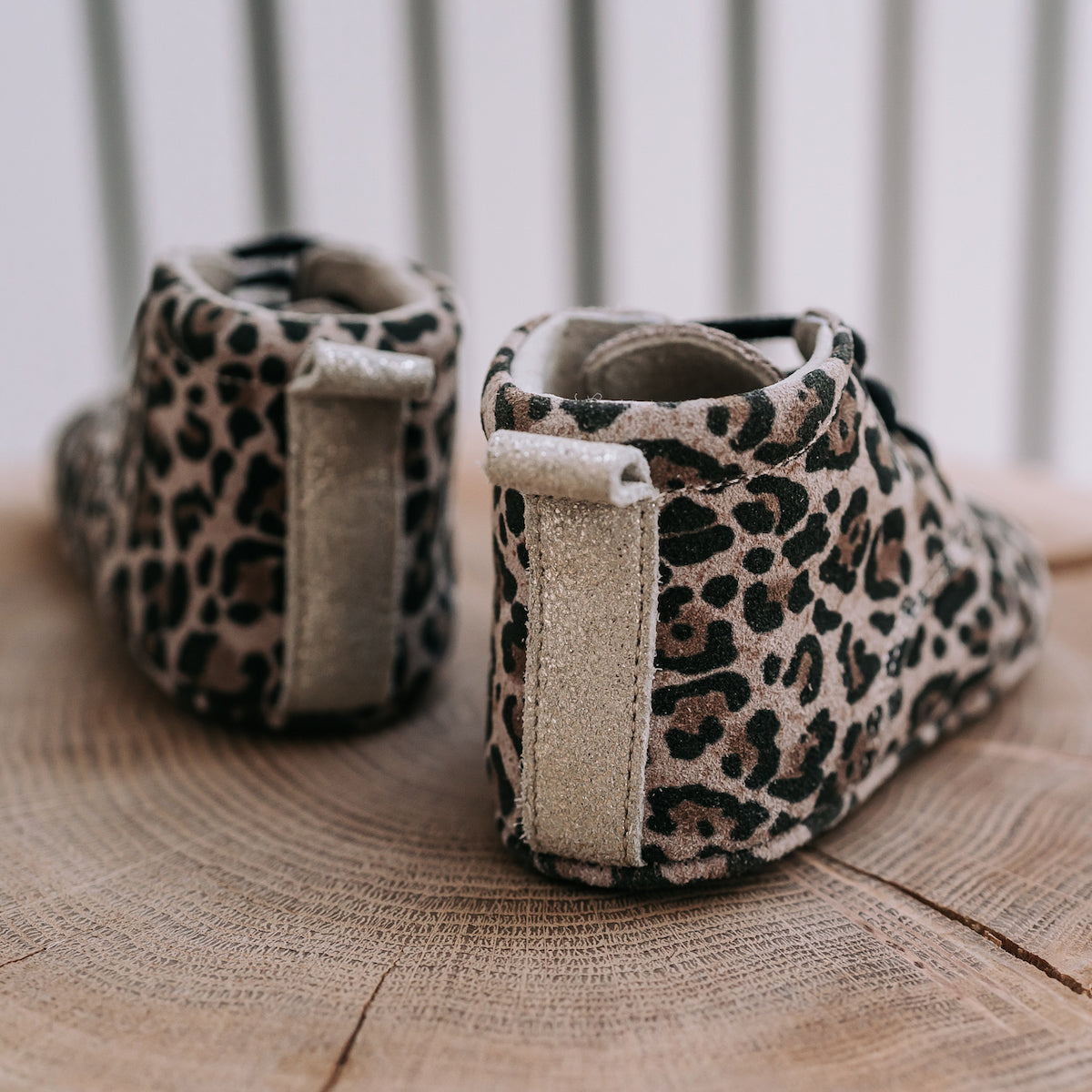 Op zoek naar stijlvolle (eerste) schoentjes van goede kwaliteit? Dat zijn de Mavies classic boots leopard gold. De babyschoenen zijn van beigekleurig leer met een trendy luipaardprintje en hebben een boots-model. VanZus.