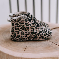 Op zoek naar stijlvolle (eerste) schoentjes van goede kwaliteit? Dat zijn de Mavies classic boots leopard gold. De babyschoenen zijn van beigekleurig leer met een trendy luipaardprintje en hebben een boots-model. VanZus.