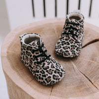 Op zoek naar stijlvolle (eerste) schoentjes van goede kwaliteit? Dat zijn de Mavies classic boots leopard gold. De babyschoenen zijn van beigekleurig leer met een trendy luipaardprintje en hebben een boots-model. VanZus.