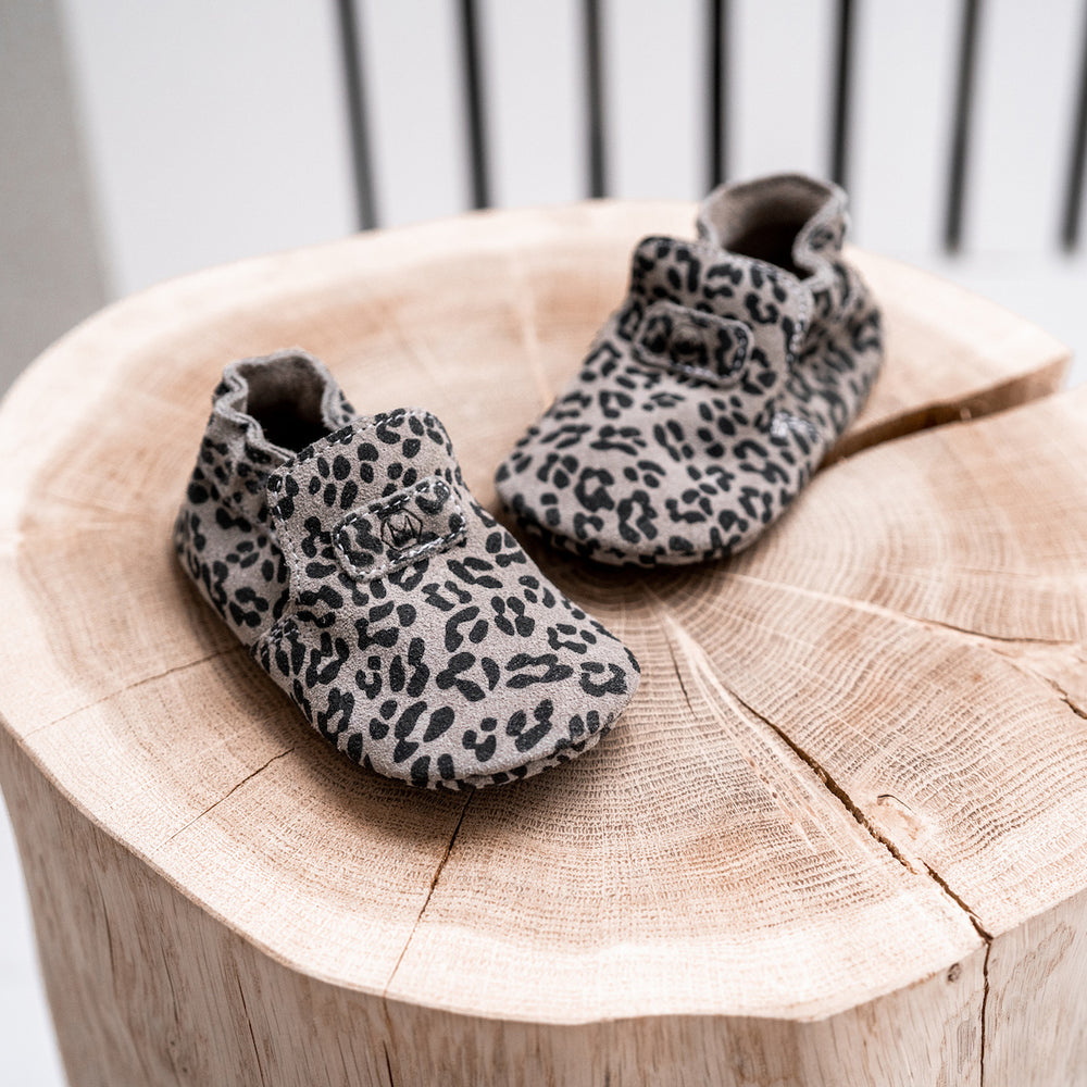 Op zoek naar stijlvolle eerste schoentjes? Dat zijn de Mavies first steps leopard grey. Deze babyslofjes zijn van grijs suède en met de hand gemaakt. De soepele zool zorgt voor goede afwikkeling van de voet. VanZus.