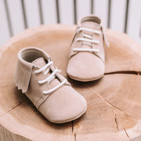 Op zoek naar stijlvolle (eerste) schoentjes van goede kwaliteit? Dat zijn de Mavies fringe boots. De babyschoenen zijn van beigekleurig leer met een trendy fringe-randje en hebben een boots-model. VanZus.