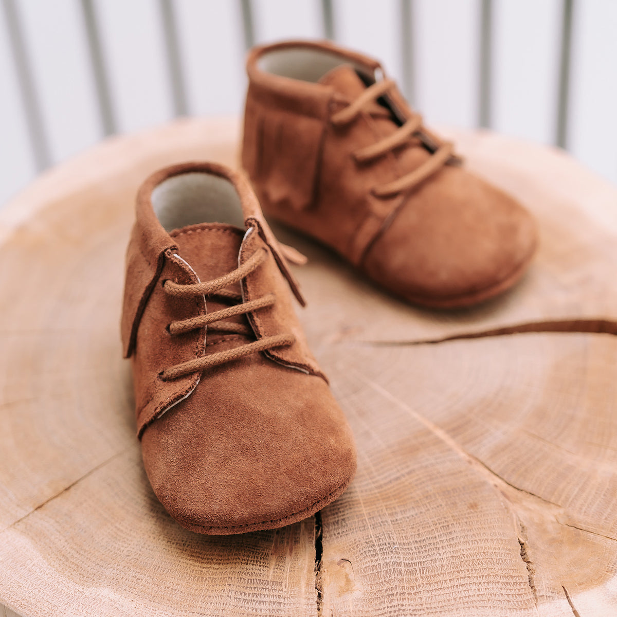 Op zoek naar stijlvolle (eerste) schoentjes van goede kwaliteit? Dat zijn de Mavies fringe boots. De babyschoenen zijn van camelkleurig leer met een trendy fringe randje en hebben een boots-model. VanZus.