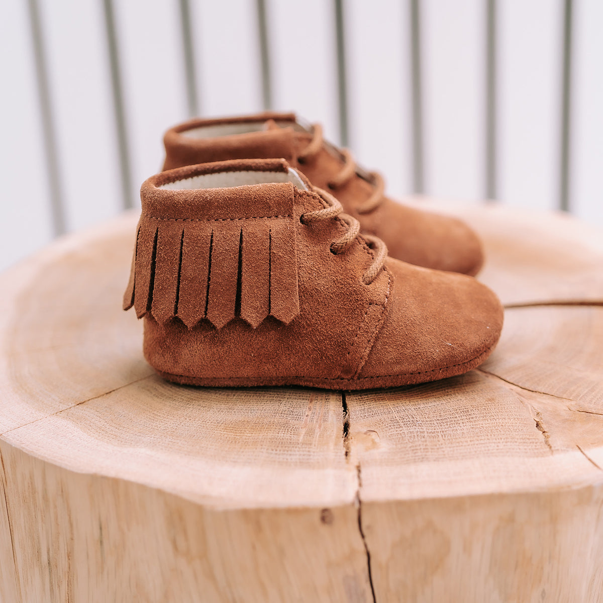 Op zoek naar stijlvolle (eerste) schoentjes van goede kwaliteit? Dat zijn de Mavies fringe boots. De babyschoenen zijn van camelkleurig leer met een trendy fringe randje en hebben een boots-model. VanZus.