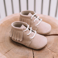 Op zoek naar stijlvolle (eerste) schoentjes van goede kwaliteit? Dat zijn de Mavies fringe boots. De babyschoenen zijn van beigekleurig leer met een trendy fringe-randje en hebben een boots-model. VanZus.