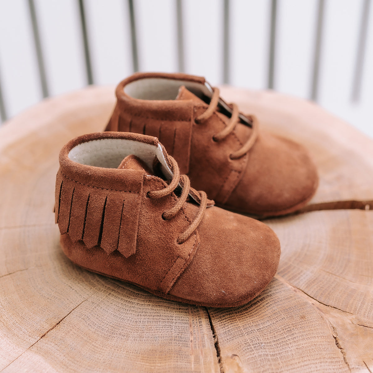 Op zoek naar stijlvolle (eerste) schoentjes van goede kwaliteit? Dat zijn de Mavies fringe boots. De babyschoenen zijn van camelkleurig leer met een trendy fringe randje en hebben een boots-model. VanZus.