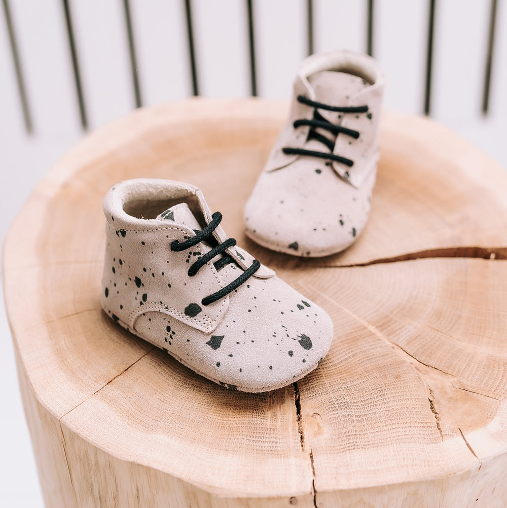 Op zoek naar stijlvolle (eerste) schoentjes van goede kwaliteit? Dat zijn de Mavies classic boots sand paint. De babyschoenen hebben een boots-model en zijn van beigekleurig leer met zwarte spetters. VanZus.