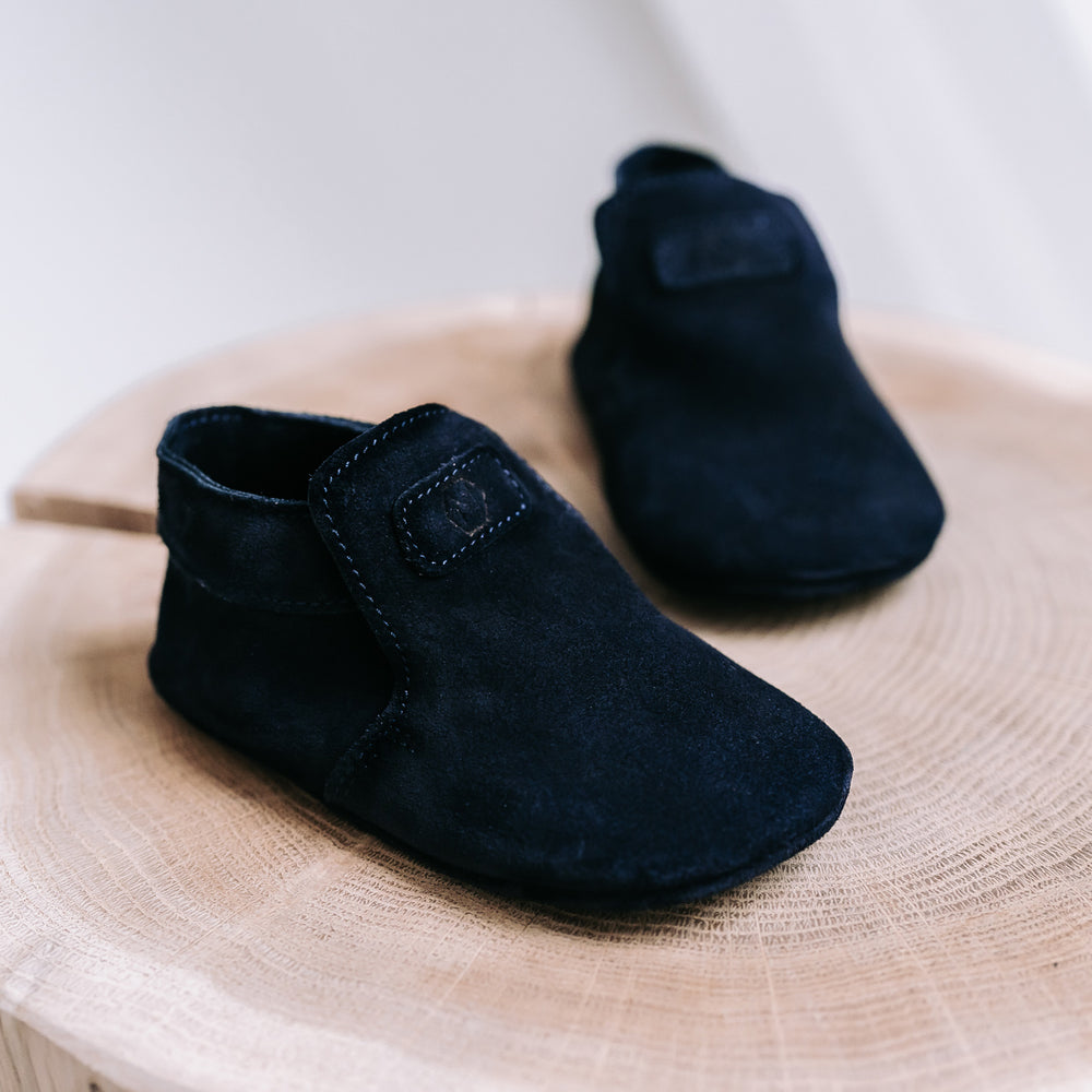 Op zoek naar stijlvolle eerste schoentjes? Dat zijn de Mavies first steps navy blue. Deze babyslofjes zijn van donkerblauw suède en met de hand gemaakt. De soepele zool zorgt voor goede afwikkeling van de voet. VanZus.