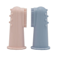 Met de vingertop-tandenborstel van Difrax blauw kun je eenvoudig starten met de mondverzorging van je baby. De borstel is van BPA-vrij siliconen en zacht in gebruik. Ideaal voor het poetsen van de eerste tandjes. VanZus.