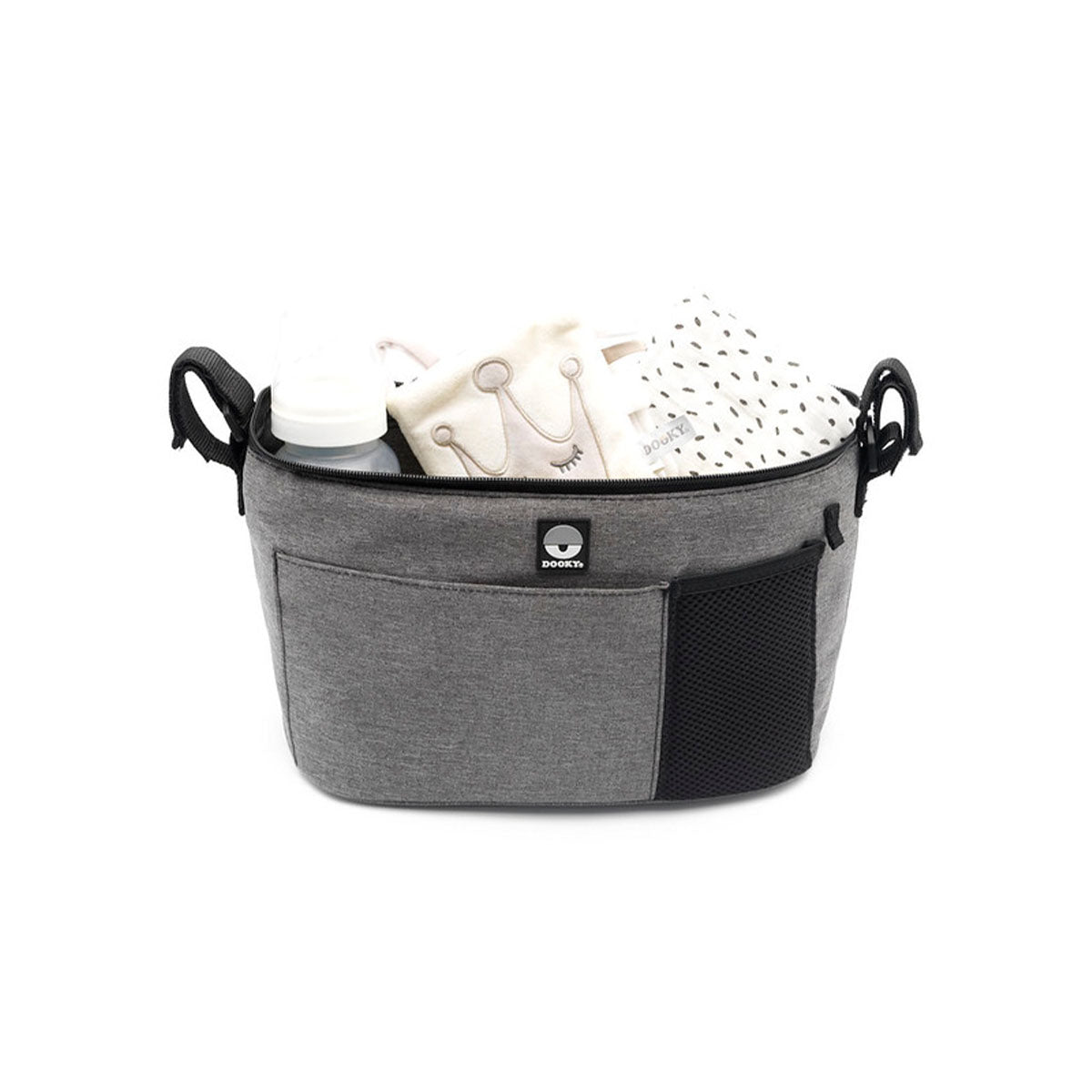 Deze buggy-organizer deluxe van Dooky is jouw beste vriend voor aan de buggy, kinder- of wandelwagen. Het tasje biedt veel verschillende vakken en opbergruimte. Het tasje sluit met een klep met dubbele rits. VanZus
