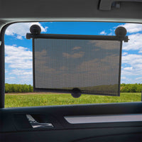 Deze Dooky zonneschermen set voor in de auto bestaat uit twee zonneschermen, type rolgordijn. Je bevestigt ze eenvoudig met zuignappen aan het raam. Beschermen je kindje tegen fel zonlicht en warmte. VanZus.