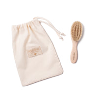 Breng de haartjes van je baby in model met de Nobodinoz extra zachte baby haarborstel. Dankzij de 100% natuurlijke extra zachte geitenharen voelt het haren kammen aan als een fijne hoofdmassage. VanZus.