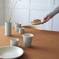 Laat het mooie weer maar komen! Trek alles uit de kast om een magische picknick te organiseren voor je kinderen en vriendjes. Met de beker enamel cottage blue set van 2 van Fabelab wordt dit uitje zeker een succes. VanZus