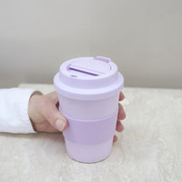 De nieuwe zomerse musthave: de Fabelab coffee to go beker lilac is perfect om mee te nemen onderweg of naar de speeltuin. De coffee to go beker in de kleur lilac is gemaakt van 100% biologisch PLA. VanZus