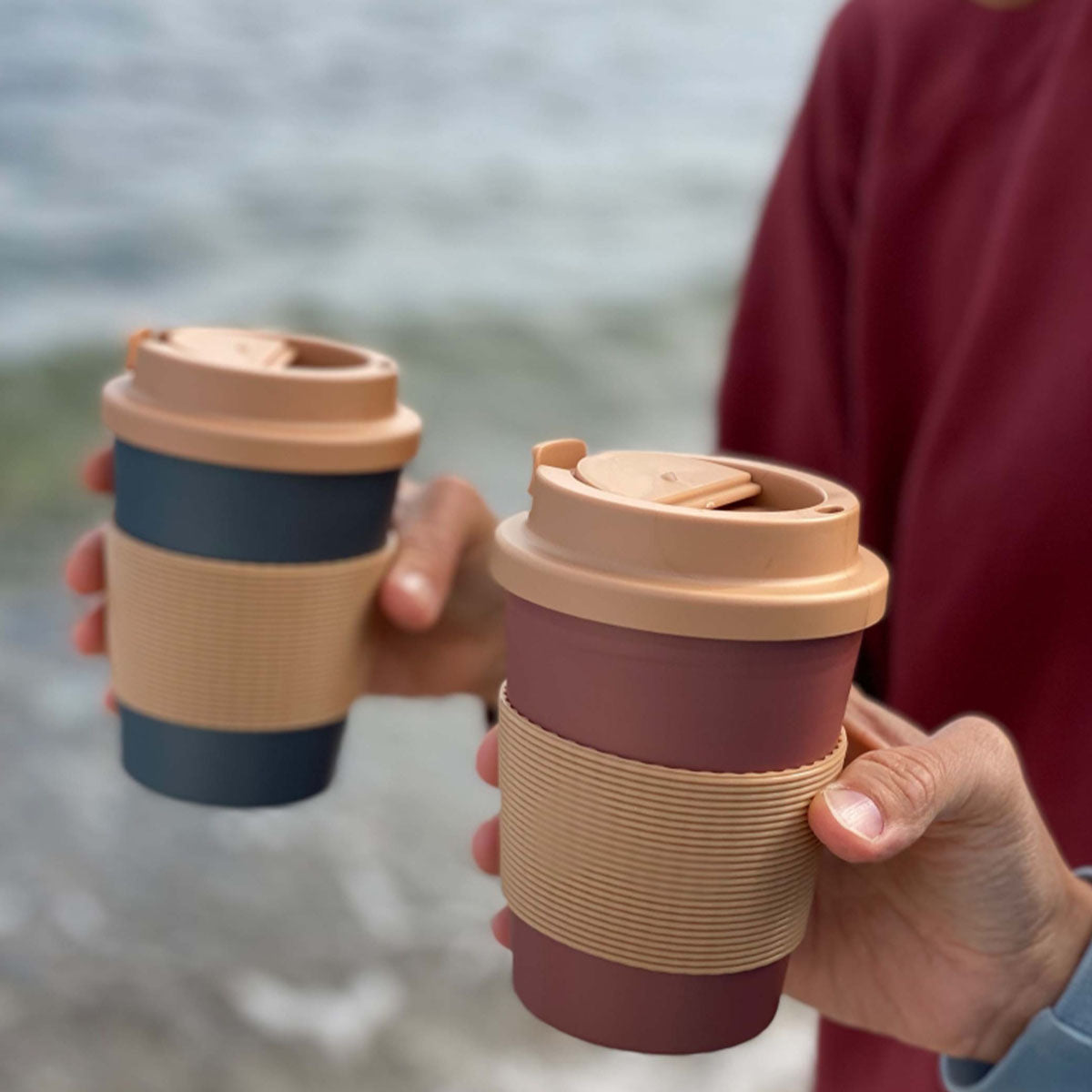 De nieuwe zomerse musthave: de Fabelab coffee to go beker clay/caramel is perfect om mee te nemen onderweg of naar de speeltuin. De coffee to go beker in de kleur caramel/clay is gemaakt van 100% biologisch PLA. VanZus