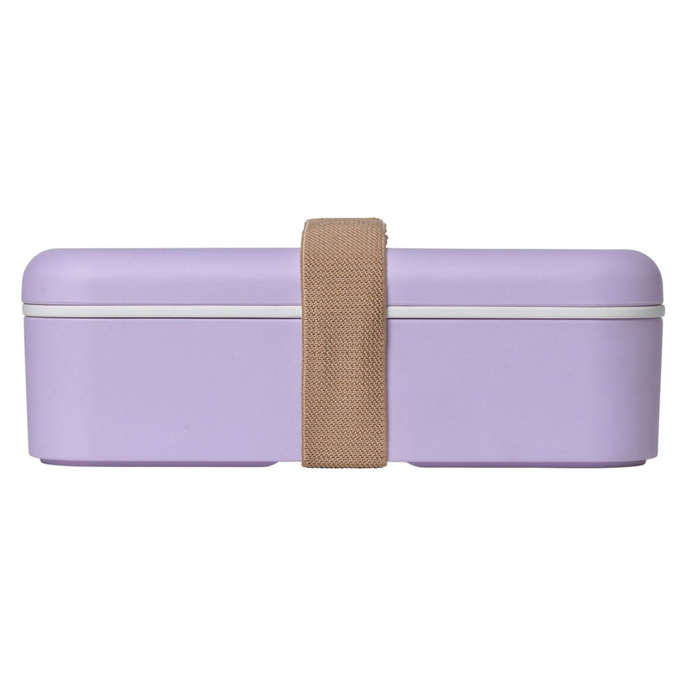 De hippe lunchtrommel in de kleur lilac van Fabelab: een echte musthave voor onderweg, bij de oppas of op school. Ook in andere kleuren verkrijgbaar. Gemaakt van PLA (biobased plastic). VanZus