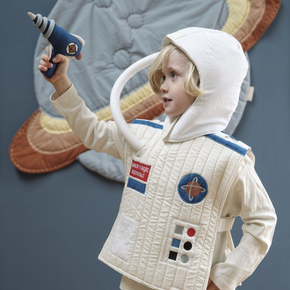 De verkleedset astronaut van Fabelab zorgt voor veel spaceplezier. Het gewatteerde vest met mooie details en de soft space helm zorgen ervoor dat jouw kindje zich een echte astronaut voelt. VanZus