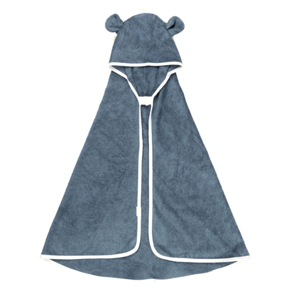 Pak jouw kindje heerlijk warm in na het badderen met de badcape baby bear blue spruce van Fabelab. Het zachte blauw kleurige handdoekje heeft schattige berenoortjes en een handig drukknoopje. Leuk als kraamcadeau. VanZus