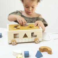 De houten trekkar vormenstoof van Fabelab is populair kinderspeelgoed en stimuleert de ontwikkeling van de hand-oogcoördinatie motoriek. Ook leren kinderen kleuren en vormen herkennen op spelende wijze. VanZus 
