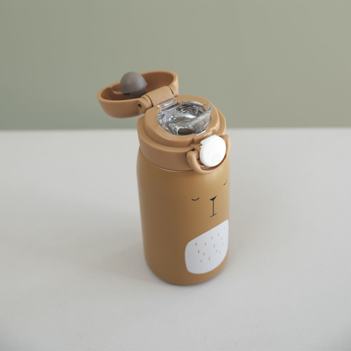 De waterfles small beer ochre van Fabelab is ideaal om mee te nemen onderweg of naar school. Eenvoudig te gebruiken, door de handige drinktuit, voorkomt lekken door de veilige opening en houdt dranken koud of warm. VanZus
